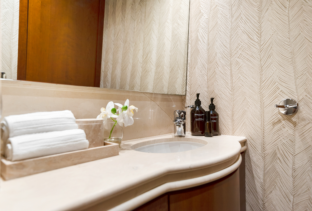 Aurora_Day bathroom