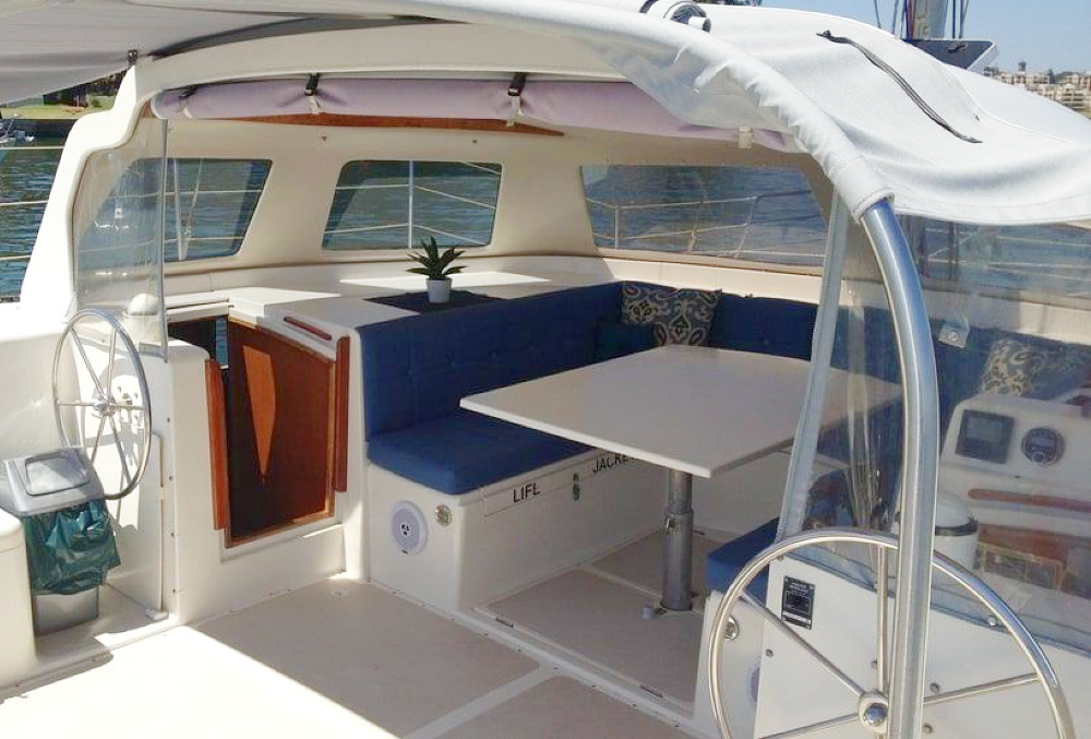 delphinus-saloon-and-rear-deck_1