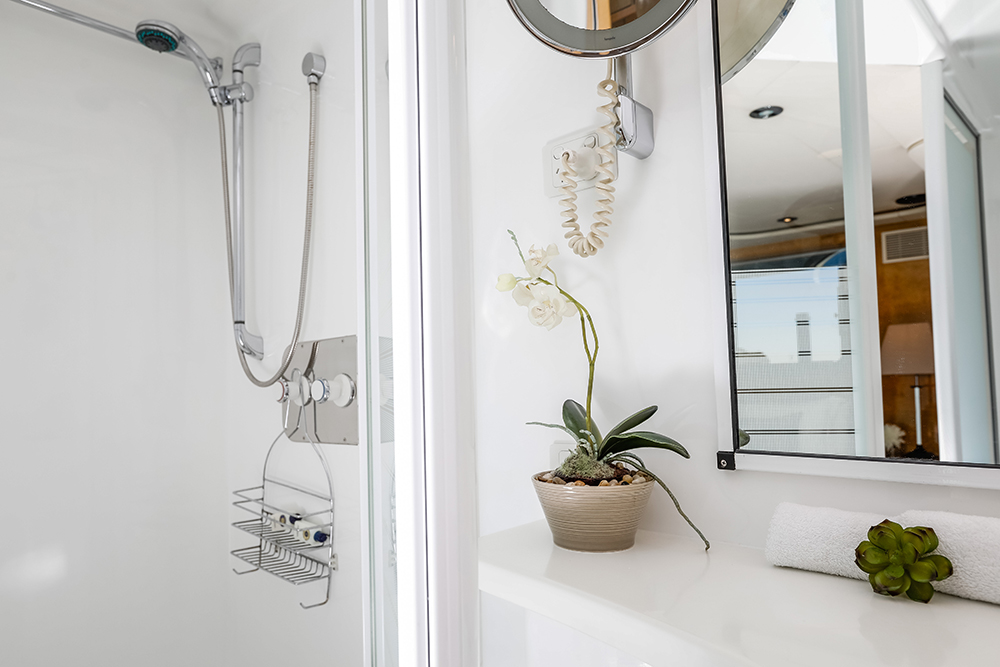 Galaxy I bathroom