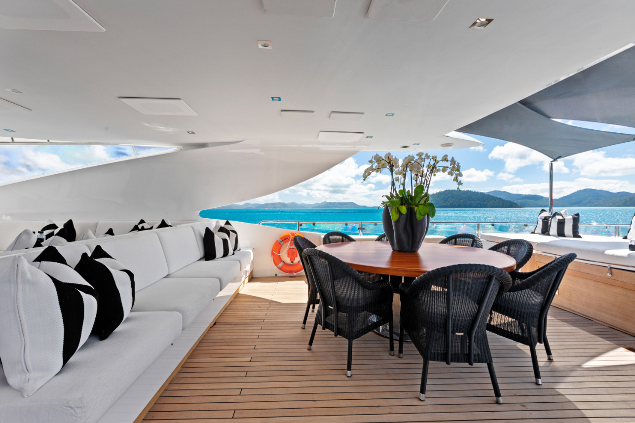 Flybridge dining